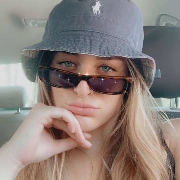 Meet your Posher, Danielle - Picture 1 of 1